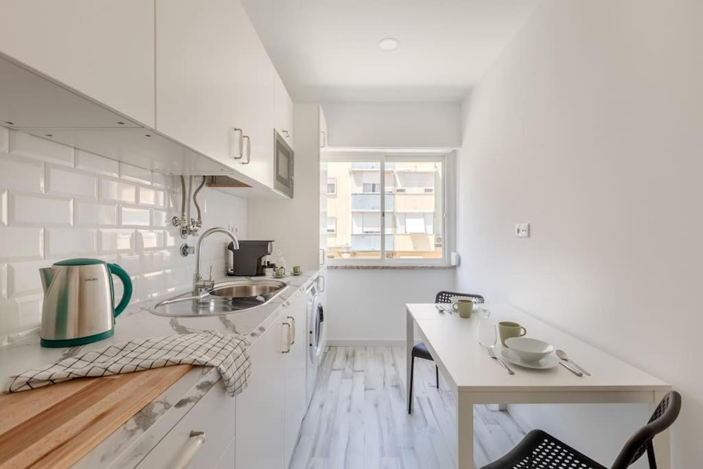 Lovely 3-Bedroom Condo W/ Free Parking On Premises ケルース エクステリア 写真