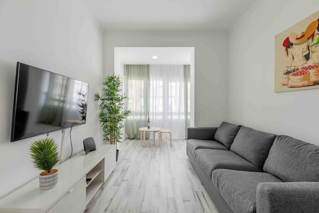 Lovely 3-Bedroom Condo W/ Free Parking On Premises ケルース エクステリア 写真