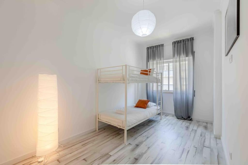 Lovely 3-Bedroom Condo W/ Free Parking On Premises ケルース エクステリア 写真