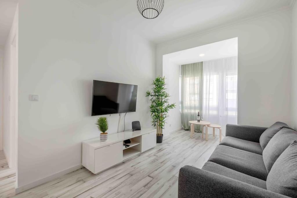 Lovely 3-Bedroom Condo W/ Free Parking On Premises ケルース エクステリア 写真