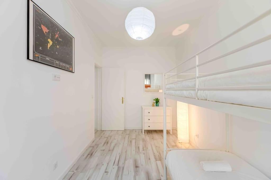 Lovely 3-Bedroom Condo W/ Free Parking On Premises ケルース エクステリア 写真