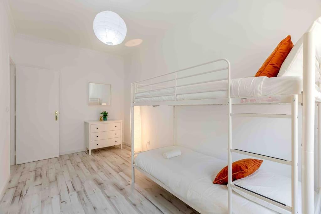 Lovely 3-Bedroom Condo W/ Free Parking On Premises ケルース エクステリア 写真