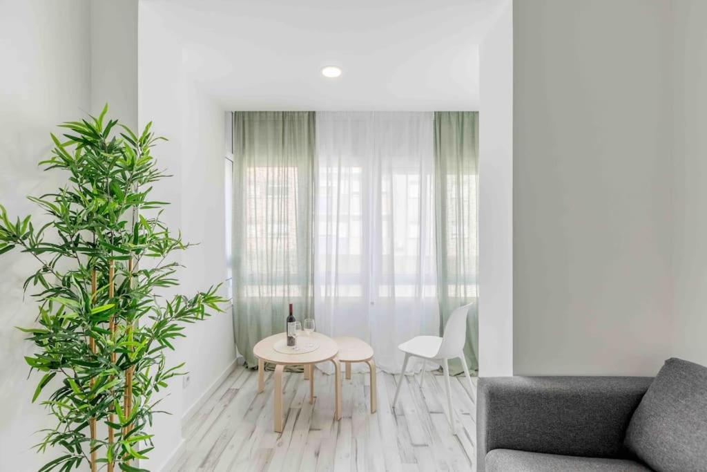 Lovely 3-Bedroom Condo W/ Free Parking On Premises ケルース エクステリア 写真